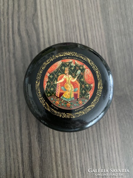 Marked Russian lacquer box - size 7.5 cm