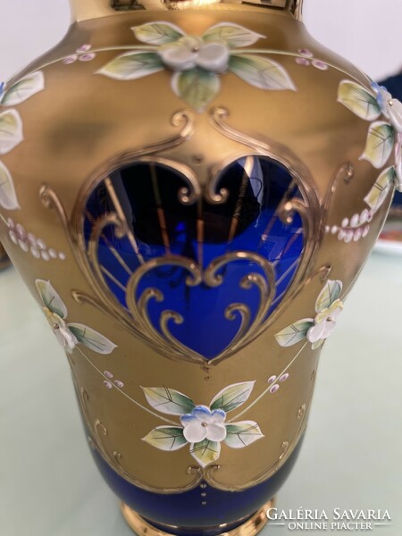 Bohémia plasztikus virágokkal díszített Czechoslovák kék üveg váza.