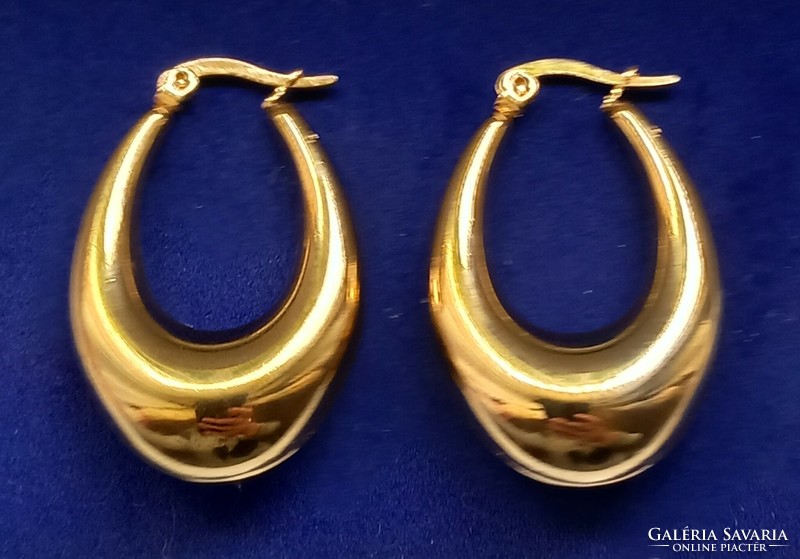 18Kt..Gold-plated hoop earrings.