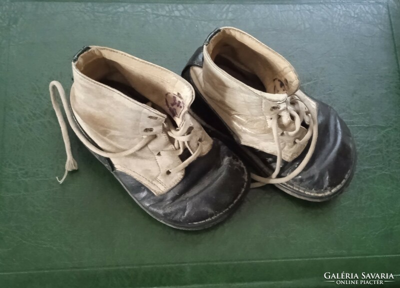 Old children's leather shoes from 1959