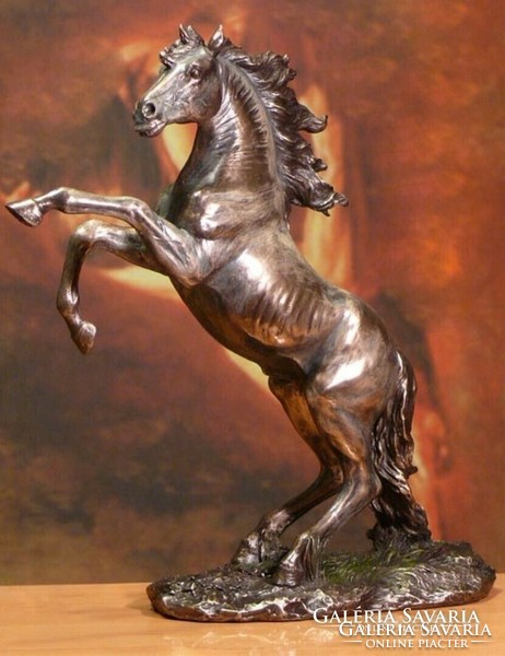 Ágaskodó ló szobor