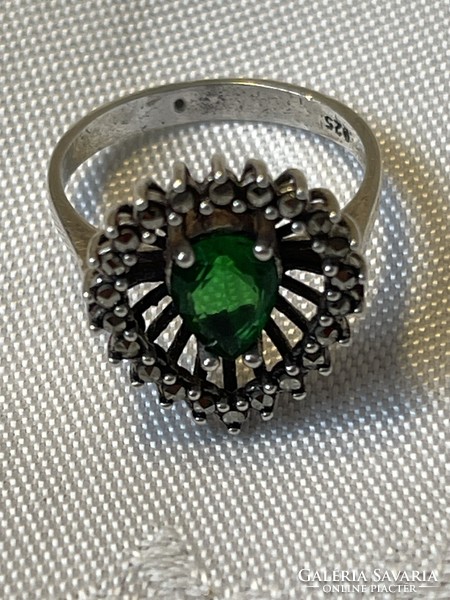 Ezüst gyűrű zöld csepp alakú kővel, elegáns szép ékszer.