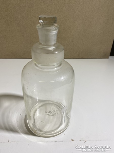 Fehér patikai üveg rövid, széles nyakkal, hozzá tartozó, csiszolt üveg dugóval.4885