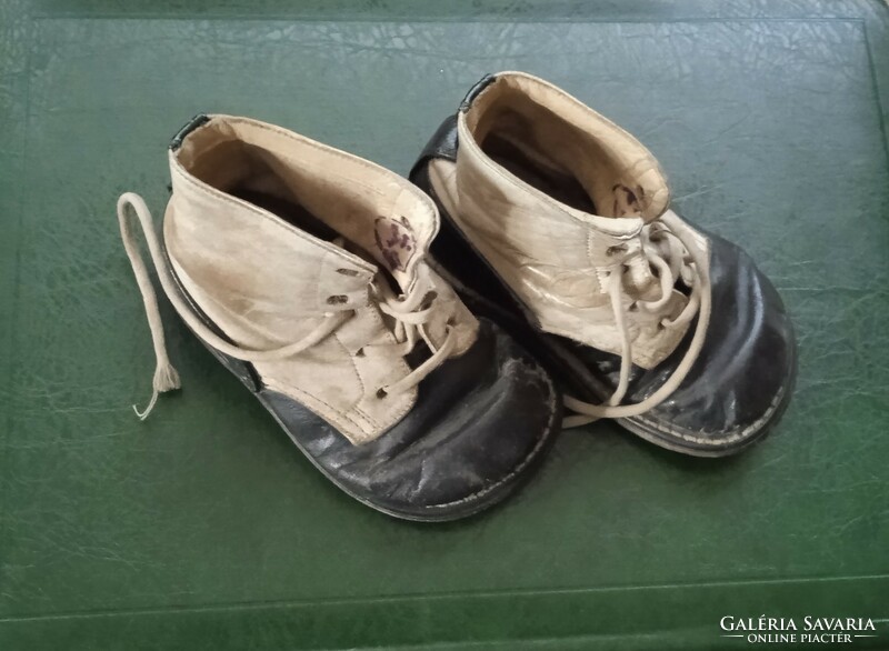 Old children's leather shoes from 1959