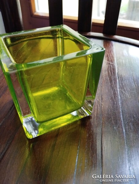 Zöld díszüveg