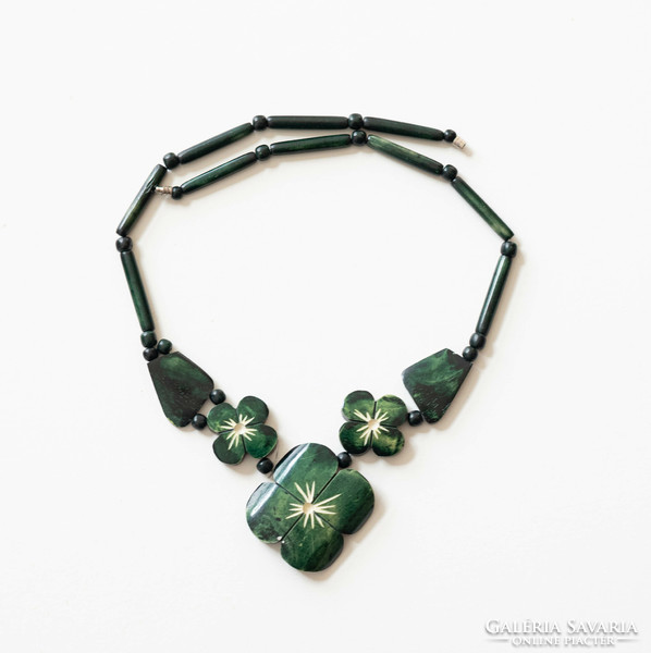 Vintage csont nyaklánc -zöldre festve, négylevelű lóhere elemekkel - bohém etno boho folk art