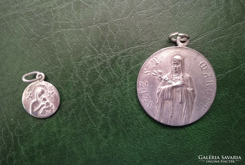 Ezüstözött fém vallási medál érme Patrona Hungariae és Mária Zell kegyérme kegytárgy
