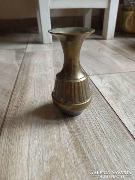 Érdekes régi bronz váza (11x5,8 cm)