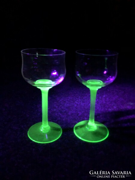 Uránüveg urán zöld hibátlan kézzel készült boros poharak