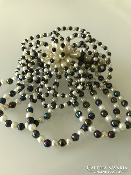 Elegant hair clip made of iridescent and white pearls