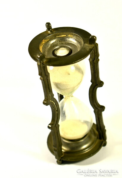 Old-fashioned 3-minute hourglass