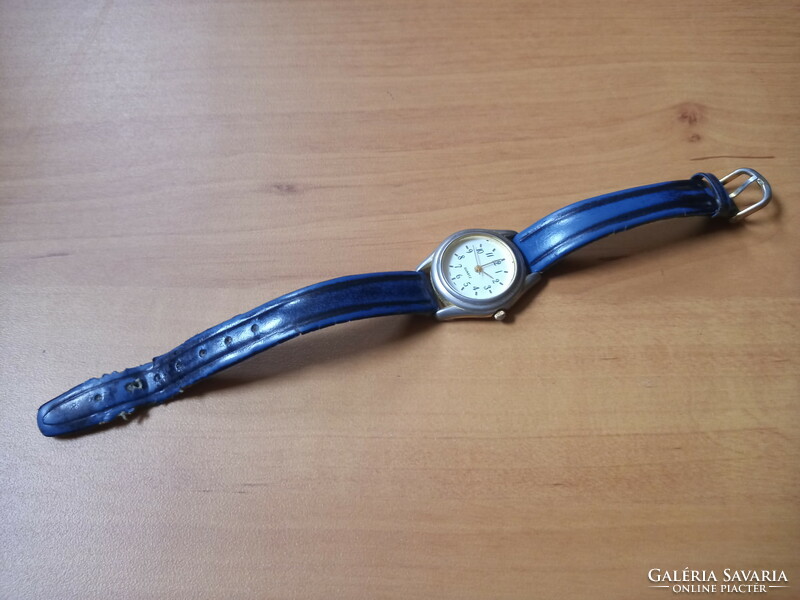 Retro women's quartz wristwatch with Arabic dial
