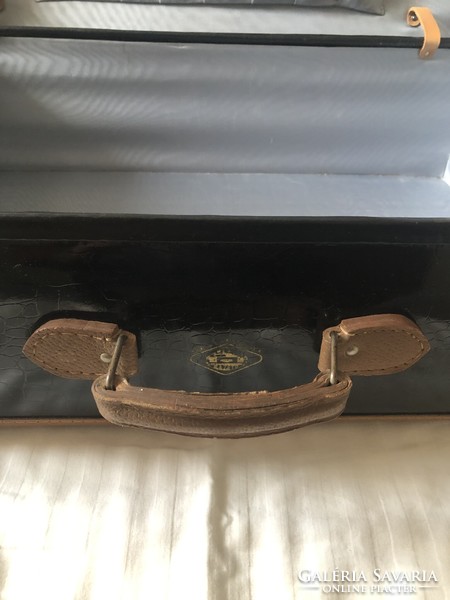 Fekete lakkbőrönd, retro koffer