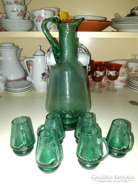 Zöld csavart üveg pálinkás készlet