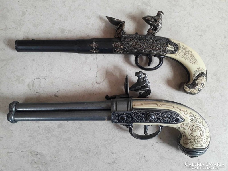2 English replica pistols.