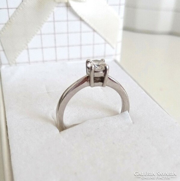 Beautiful, classic, rhodium-plated silver ring