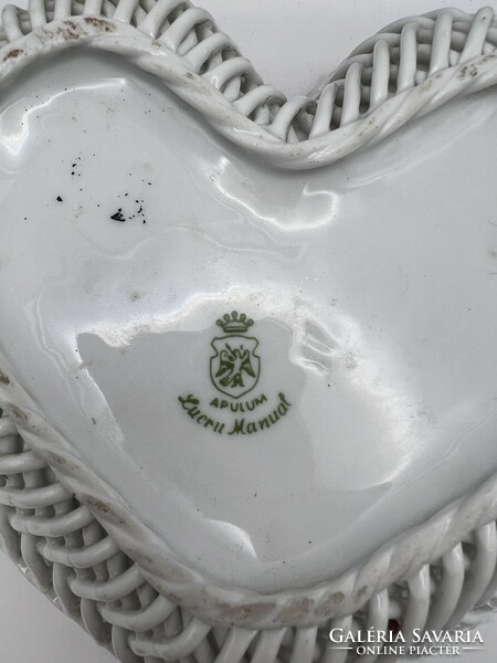 Apullum román porcelán szivalaku tálka, kézimunka,20x17. 4965