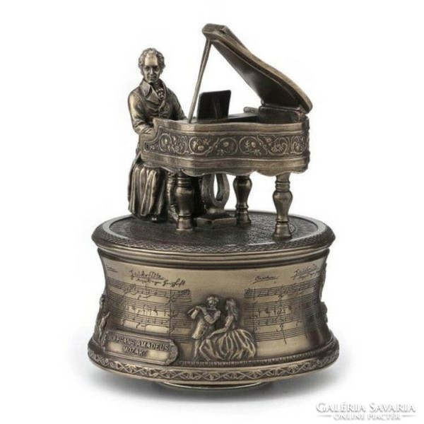 Statue of Mozart playing music (903)