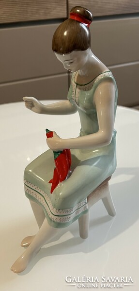 Hollóházi porcelán Paprikafűzőnő figura