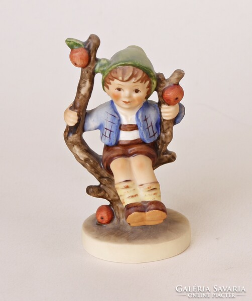 Almafán ülő fiú (Apple tree boy) - 11 cm-es Hummel / Goebel porcelán figura