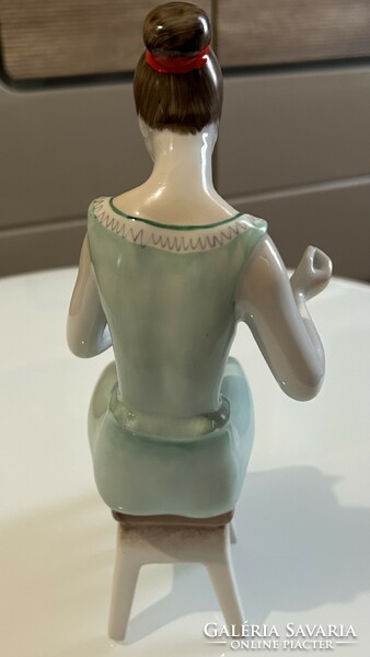 Hollóházi porcelán Paprikafűzőnő figura