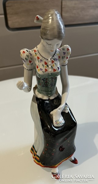 Hollóházi porcelán Népviseletes hímző nő figura