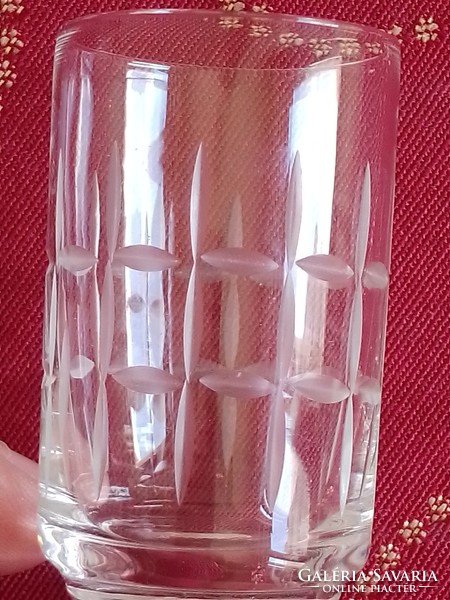 Két kis régi metszett csiszolt mintás pálinkás üveg kupica pohár