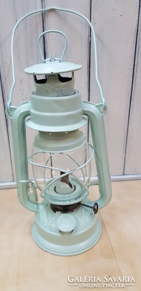 Bee no.75 Storm lamp...Works