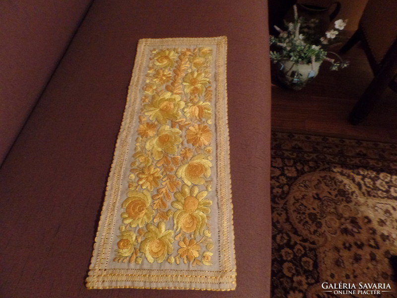 Table runner with matyó embroidery