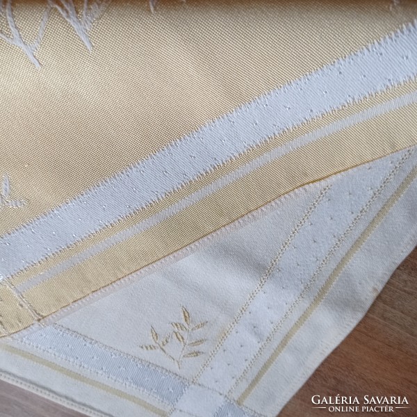 4 cream-colored damask napkins, with a yellow pattern, 30 x 31 cm