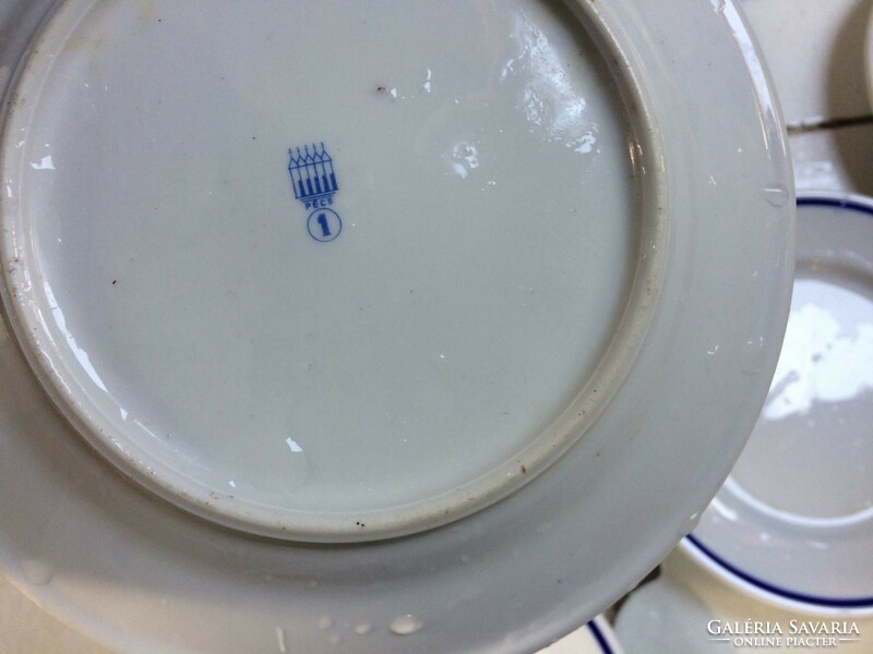 12 db Zsolnay porcelán tányér Balatonboglári állami gazdaság feliratú is készlet darabok
