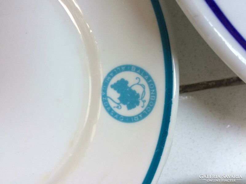 12 db Zsolnay porcelán tányér Balatonboglári állami gazdaság feliratú is készlet darabok