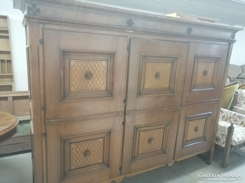 Table antique low cabinet