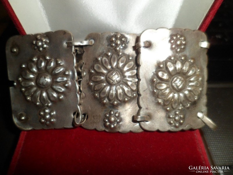 Silver bracelet / daisy