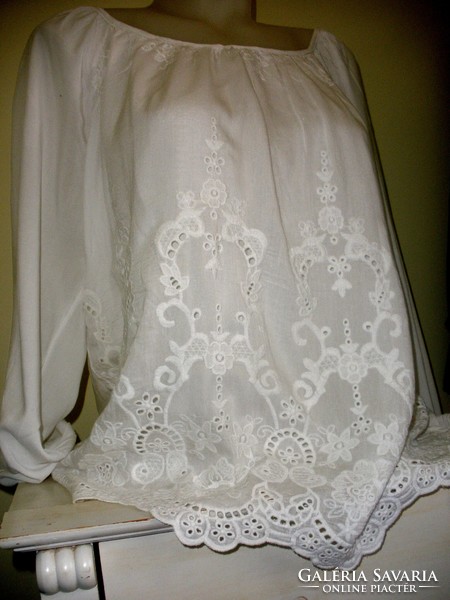 Snow-white silk top with blouse embroidery