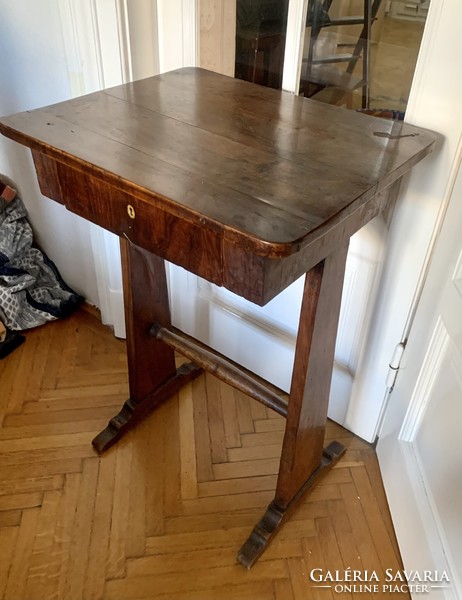 Antik varróasztal / lerakódó asztal