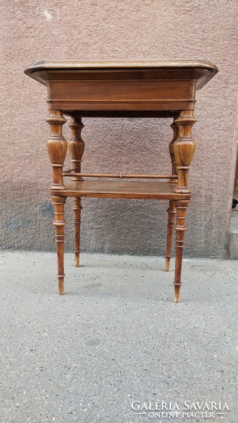 Gyönyörű formákkal antik kis fa asztal