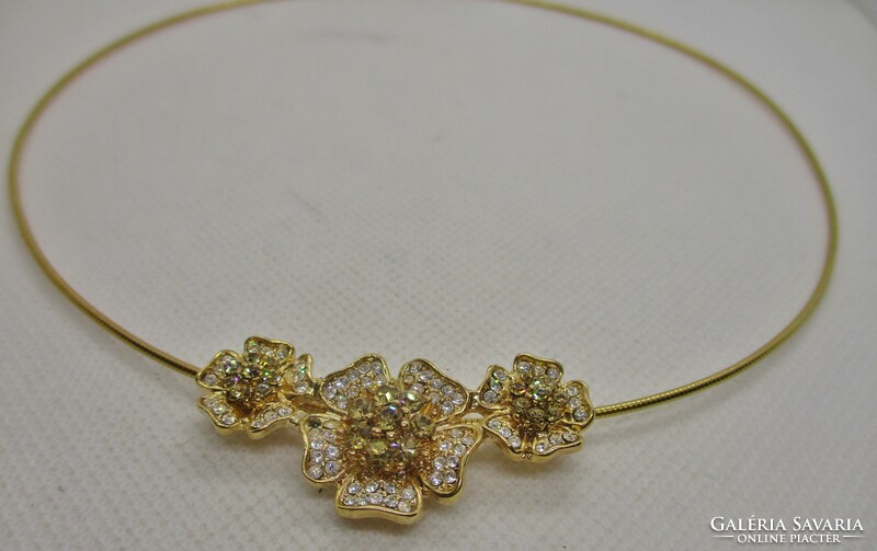 Beautiful antique rigid necklace with a floral pendant part