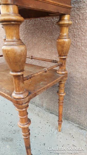 Gyönyörű formákkal antik kis fa asztal