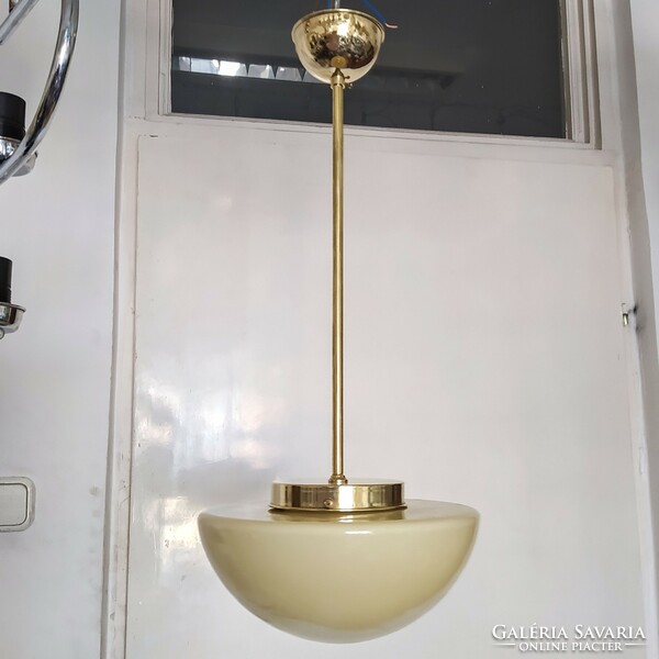 Bauhaus - Art deco réz mennyezeti lámpa felújítva - krémszínű félgömb búra
