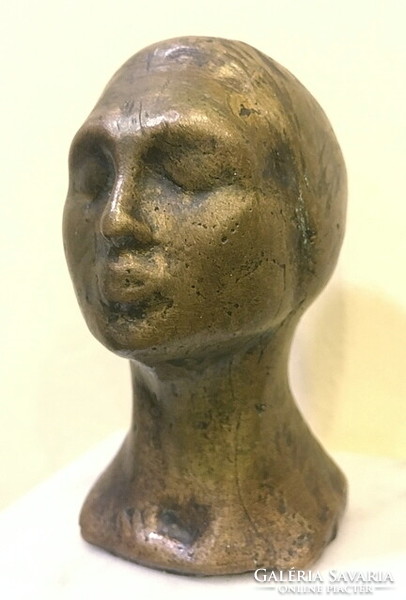 Bronz női fej,márvány talpon