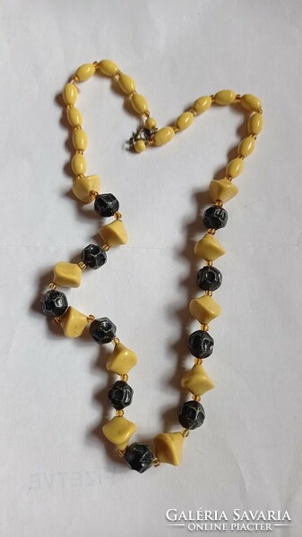 Női ékszer, art deco sárga fekete nyaklánc, üveg vagy kerámia gyöngysor