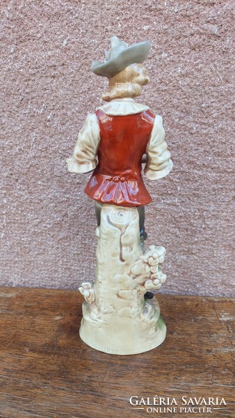 Régi Német porcelán kalapos fiú virággal szobor, 29 cm