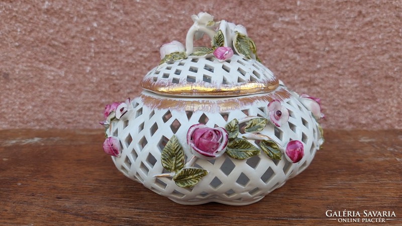 Rózsás, áttört porcelán bonbonier
