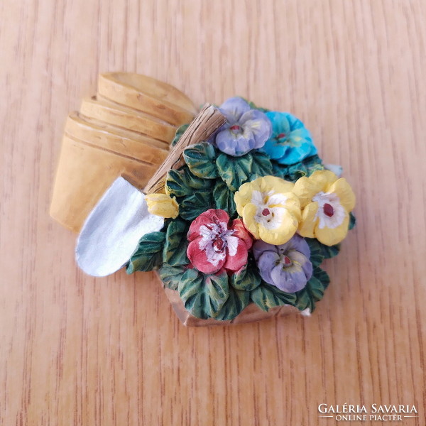 Garden flower, gardener / hedgehog 3-dimensional fridge magnet