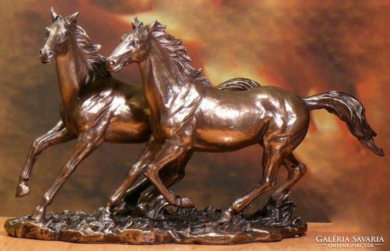 Statue of two horses (4403)
