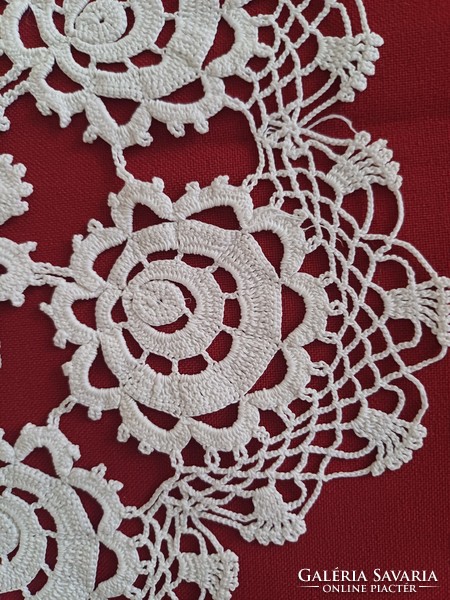 Round floral crocheted tablecloth, particularly beautiful workmanship