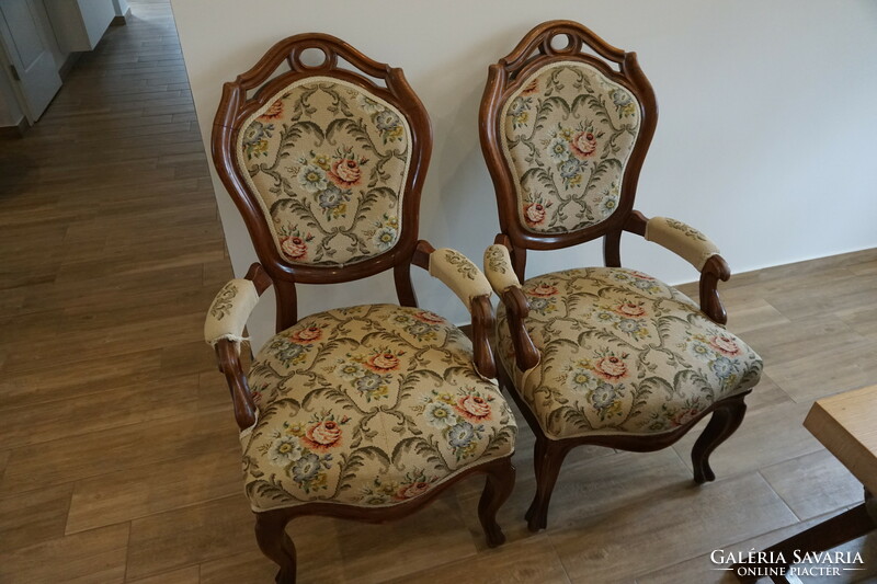 2 armchairs with goblet covers