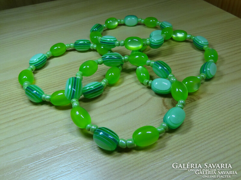 Bracelet and ring made of quality green and patterned green glass beads. It's very showy.