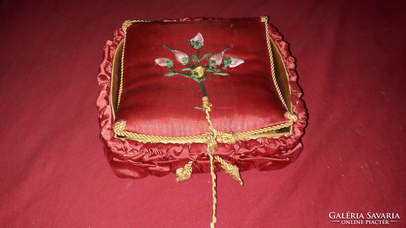 Antique beautiful pre-last century embroidered silk silk cord ornament sewing box 16x14cm according to pictures